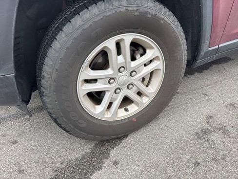 Used 2023 Jeep Grand Cherokee Laredo image 9