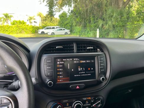 Used 2025 Kia Soul LX w/ LX Technology Package FWD image 14