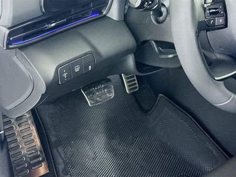 Certified 2025 Hyundai Elantra SEL FWD image 10