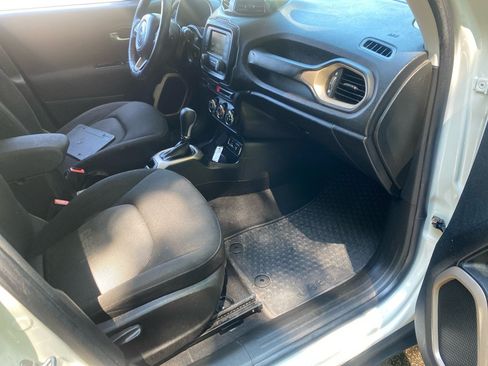 Used 2016 Jeep Renegade Latitude w/ Cold Weather Group FWD image 22