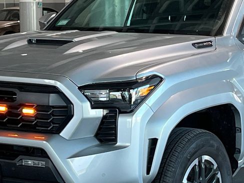 Used 2025 Toyota Tacoma TRD Sport AWD/4WD image 5