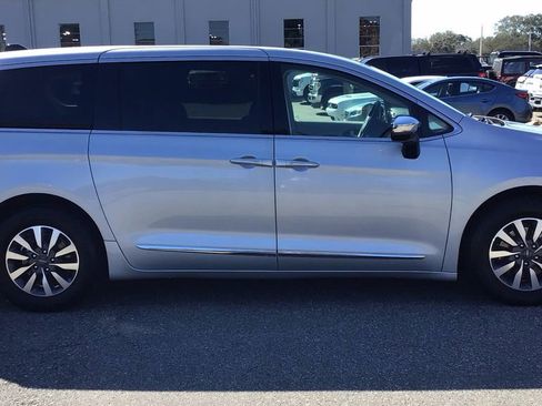 Used 2023 Chrysler Pacifica Limited image 4