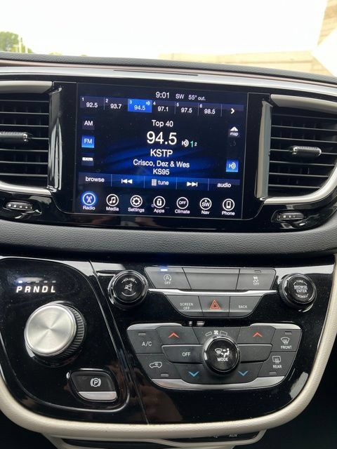 Used 2017 Chrysler Pacifica Touring w/ Tire & Wheel Group FWD image 6
