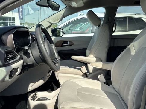 Used 2017 Chrysler Pacifica Touring FWD image 15