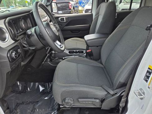 Used 2025 Jeep Wrangler Unlimited Sahara AWD/4WD image 9
