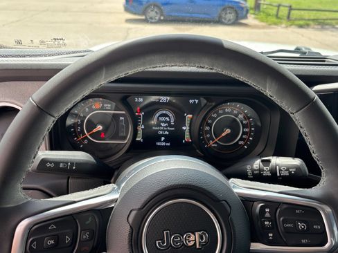 Used 2025 Jeep Wrangler Unlimited Sahara AWD/4WD image 40