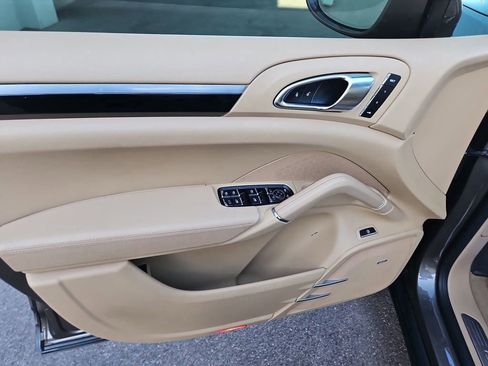 Used 2016 Porsche Cayenne S image 12