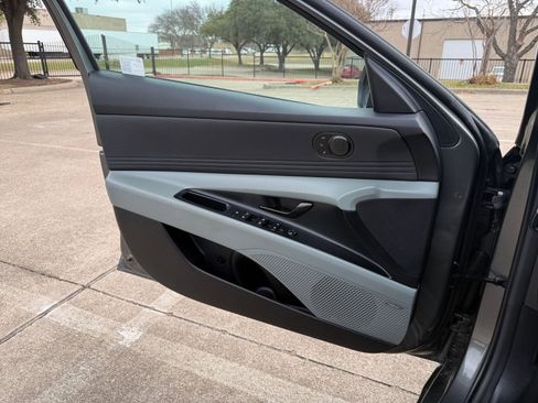 Used 2025 Hyundai Elantra Limited image 20