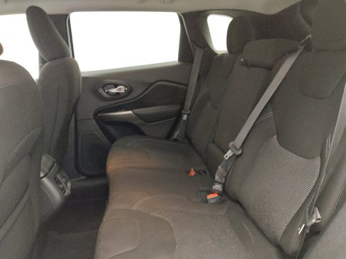 Used 2020 Jeep Cherokee Latitude FWD image 18
