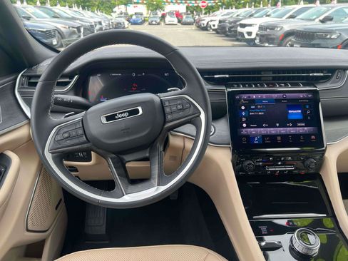 Used 2023 Jeep Grand Cherokee Limited w/ Luxury Tech Group II AWD/4WD image 25