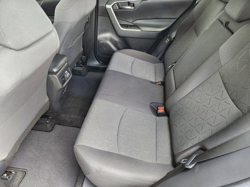 Used 2021 Toyota RAV4 XLE w/ Convenience Package FWD image 28