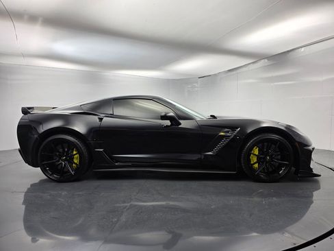 Used 2015 Chevrolet Corvette Z06 w/ 3LZ Preferred Equipment Group RWD image 3