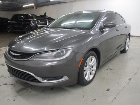Used 2017 Chrysler 200 Limited w/ Convenience Group FWD image 3