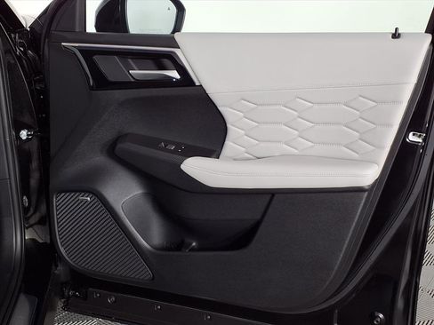 New 2026 Mitsubishi Outlander SEL image 8