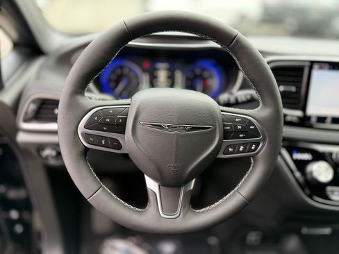 New 2026 Chrysler Pacifica Select AWD/4WD image 6