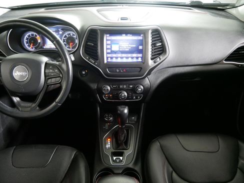 Used 2019 Jeep Cherokee Trailhawk AWD/4WD image 10