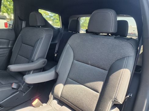 Used 2025 Chevrolet Traverse LT image 13