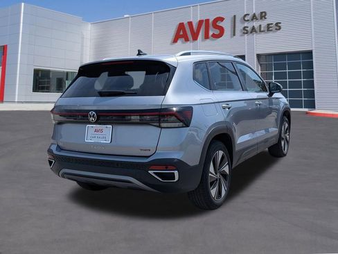 Used 2025 Volkswagen Taos SE AWD/4WD image 6