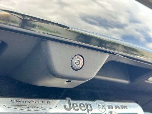 Certified 2025 Jeep Grand Cherokee Limited w/ Trailer Tow Package AWD/4WD image 36