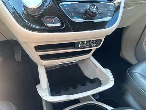 Used 2023 Chrysler Pacifica Touring-L FWD image 40