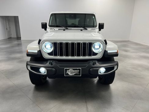 Used 2025 Jeep Wrangler Unlimited Sahara AWD/4WD image 3