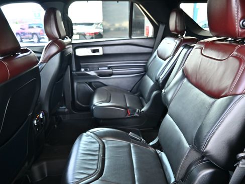 Used 2020 Ford Explorer Platinum w/ Premium Technology Package AWD/4WD image 15