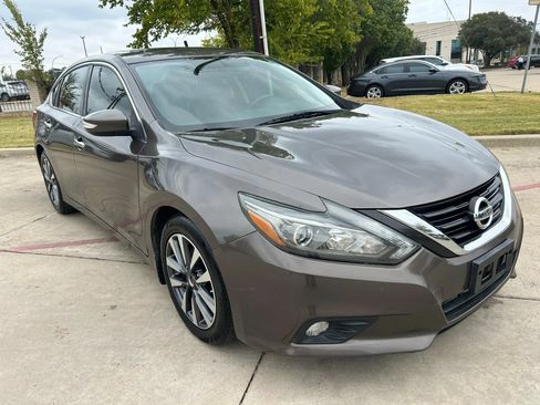 Used 2017 Nissan Altima 2.5 SL w/ 2.5 Technology Package FWD image 4