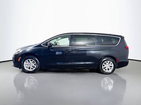 Used 2023 Chrysler Pacifica Touring-L image 6