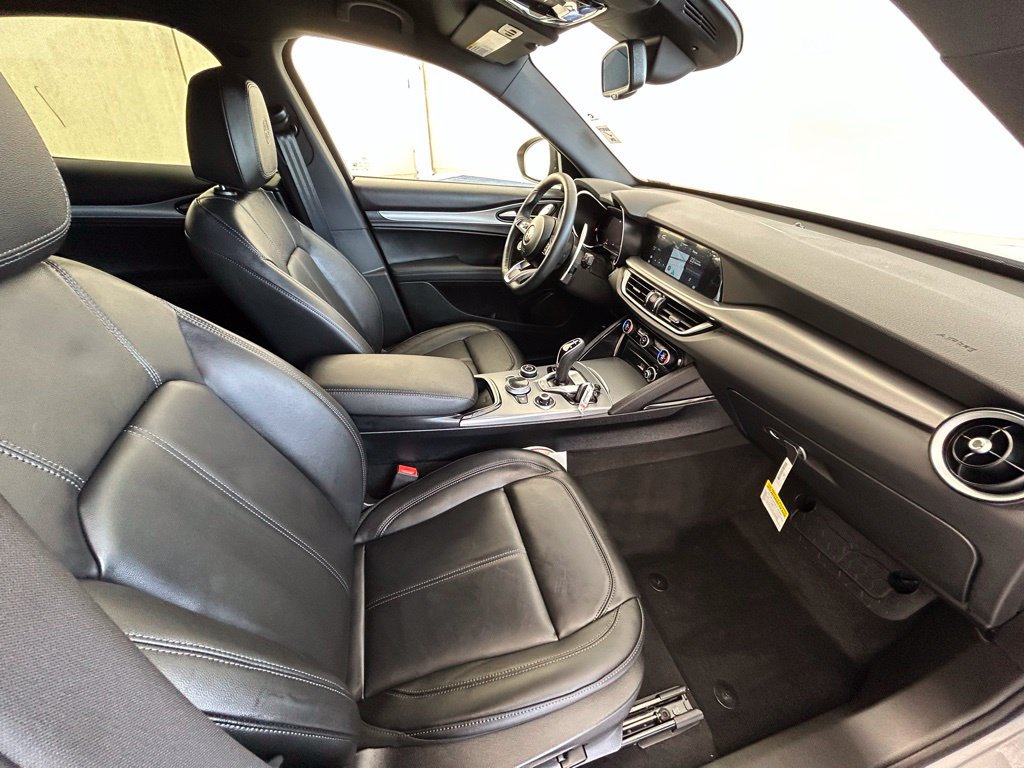 New 2025 Alfa Romeo Stelvio Sprint w/ Convenience Package AWD/4WD image 16
