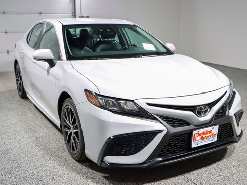 Used 2024 Toyota Camry SE image 5