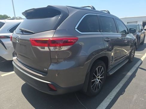 Used 2017 Toyota Highlander SE FWD image 4