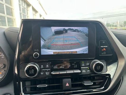 Used 2023 Toyota Highlander LE FWD image 12