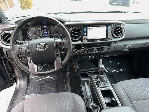 Used 2018 Toyota Tacoma TRD Sport AWD/4WD image 7