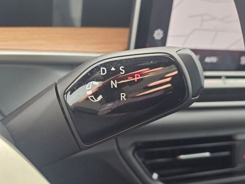 Used 2025 Volkswagen Tiguan SEL R-Line image 32