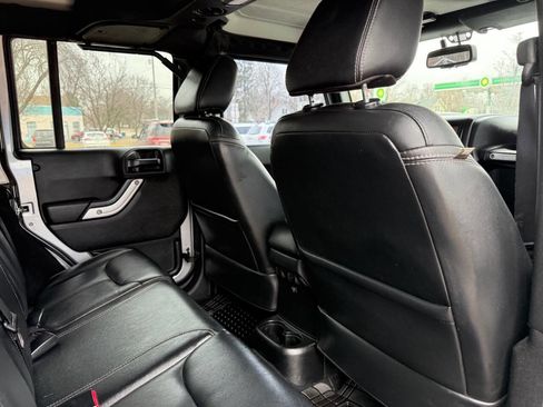 Used 2015 Jeep Wrangler Unlimited Sahara w/ Connectivity Group image 29