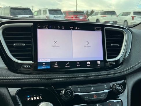 Used 2022 Chrysler Pacifica Touring image 41