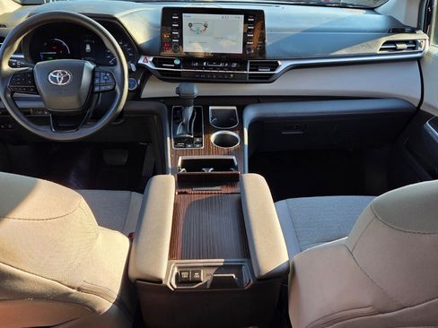 Used 2024 Toyota Sienna LE image 8