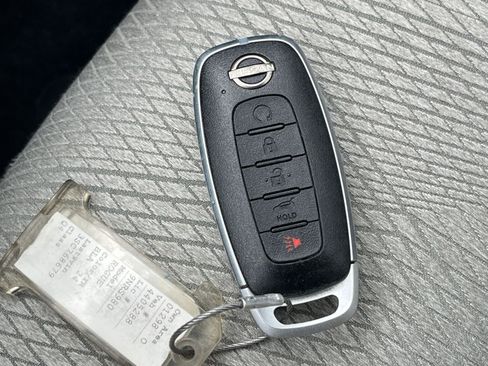 Used 2025 Nissan Rogue SV image 27