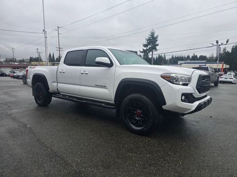 Used 2017 Toyota Tacoma TRD Off-Road w/ Tow Package image 4
