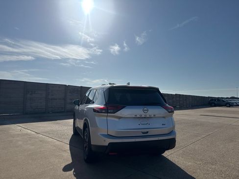 Certified 2024 Nissan Rogue SV FWD image 17
