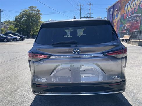 Certified 2023 Toyota Sienna Platinum image 4
