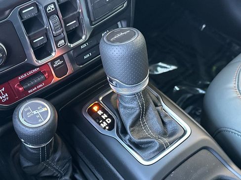 New 2025 Jeep Gladiator Mojave image 25