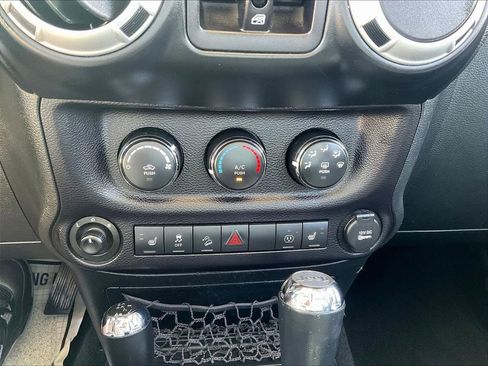 Used 2015 Jeep Wrangler Unlimited Rubicon w/ Connectivity Group AWD/4WD image 14