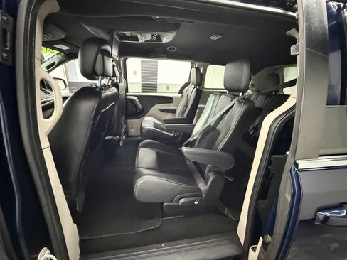 Used 2017 Dodge Grand Caravan SE image 19