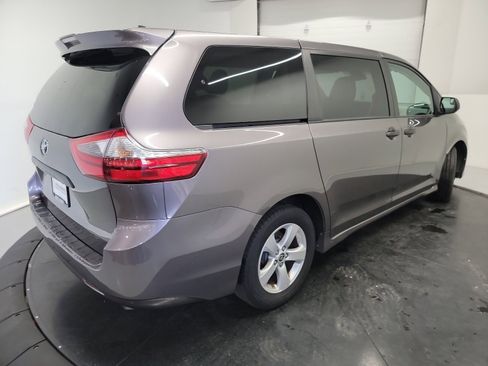 Used 2020 Toyota Sienna L image 9