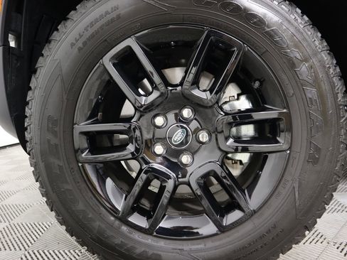 Used 2025 Land Rover Defender 110 S image 34