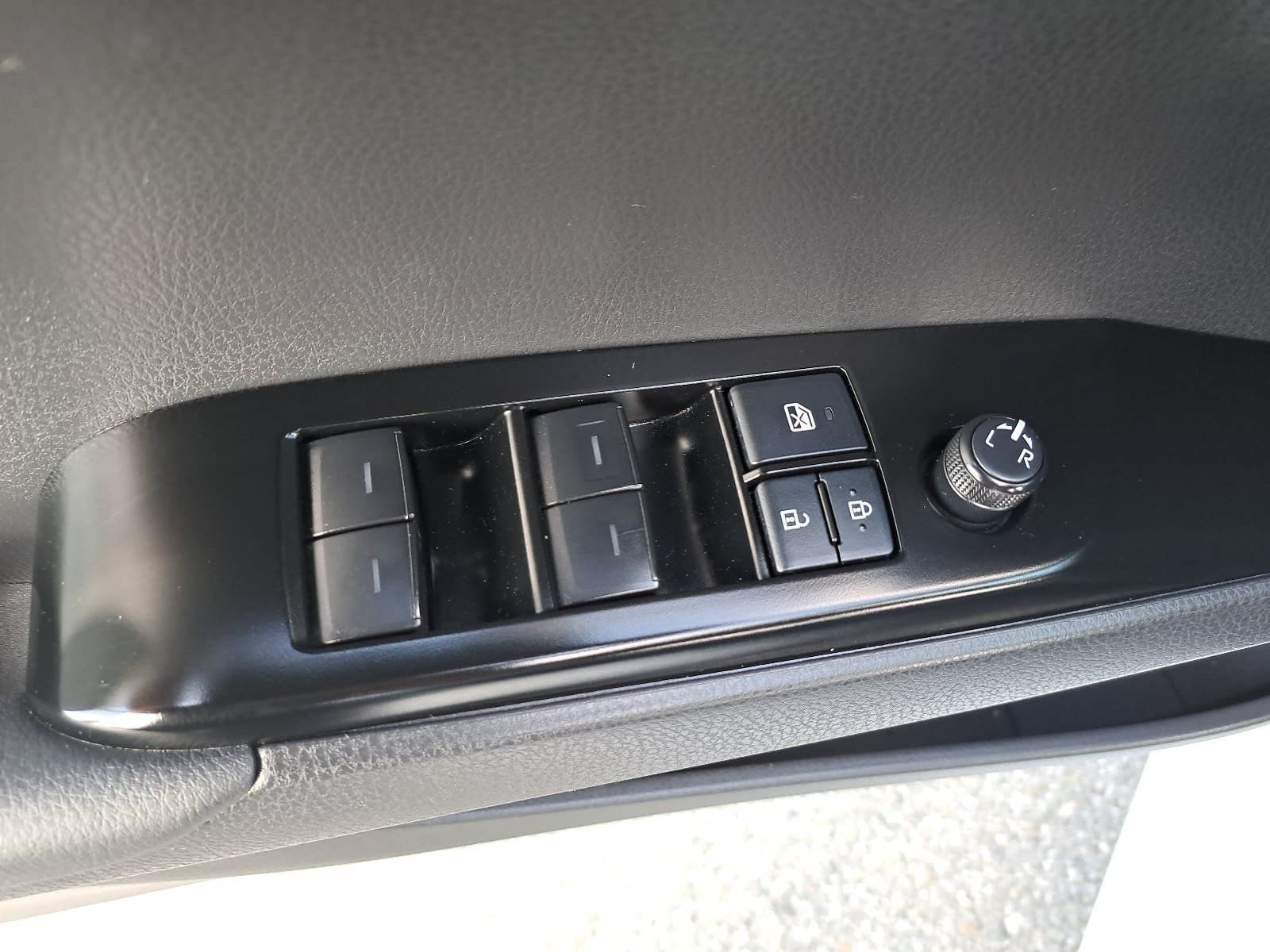 Used 2025 Toyota Camry SE w/ Convenience Package FWD image 29