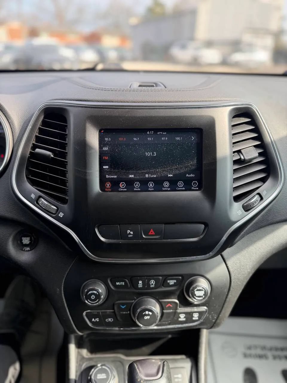 Used 2019 Jeep Cherokee Latitude Plus w/ Cold Weather Group AWD/4WD image 15