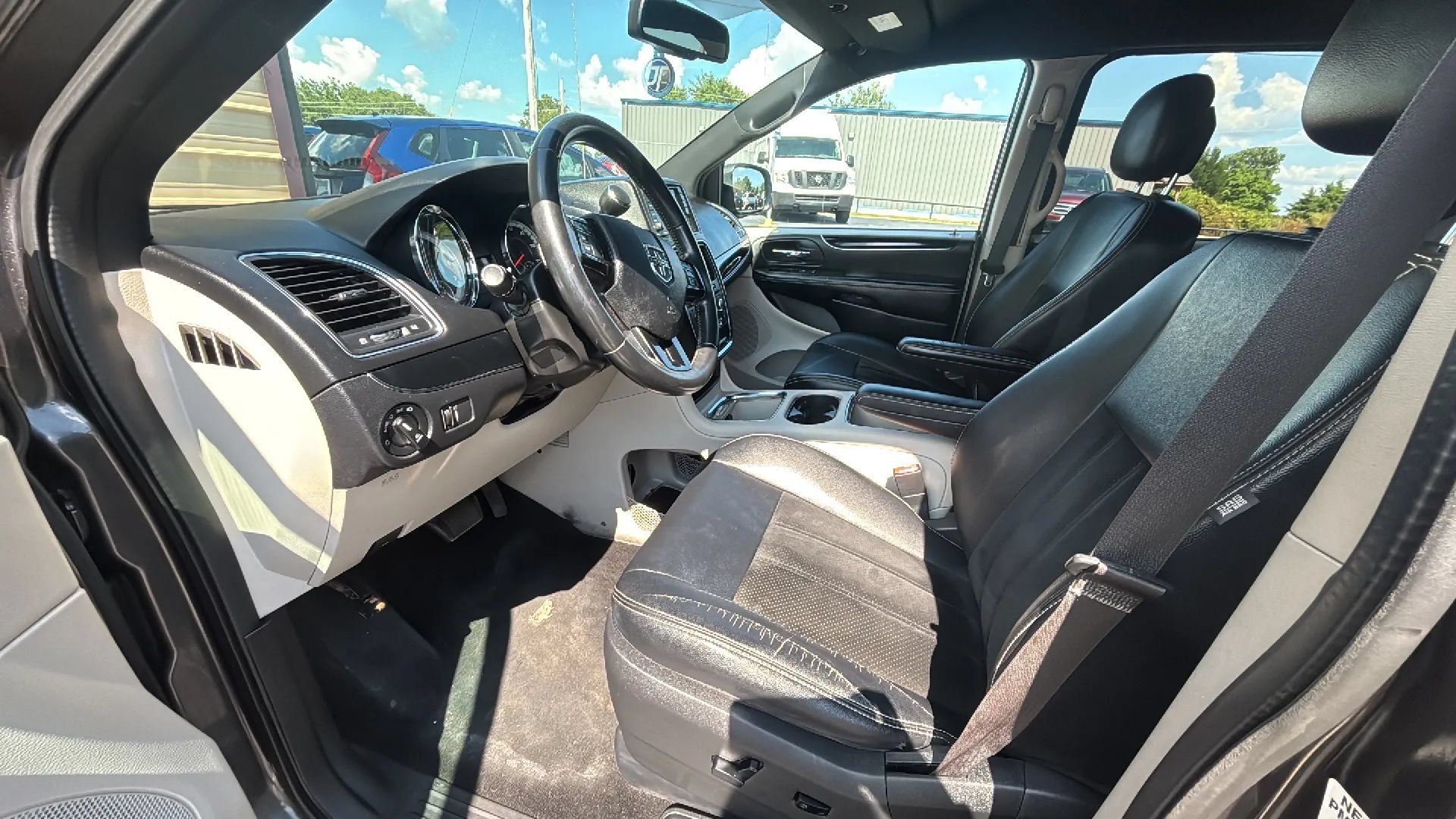 Used 2017 Dodge Grand Caravan SXT FWD image 2