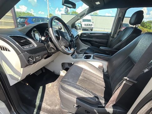 Used 2017 Dodge Grand Caravan SXT FWD image 2